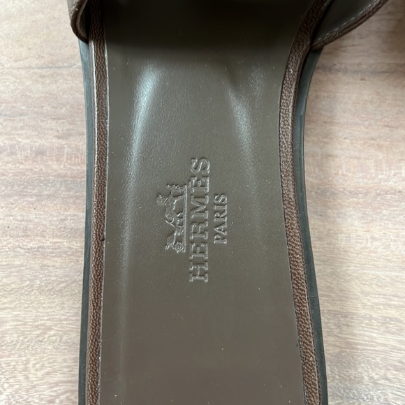 Hermes Oran Sandal, Etoupe in Swift Leather, Size 36. - Picture 8 of 10